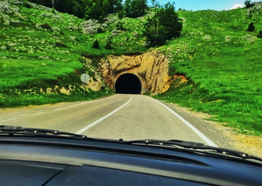 Такие тоннели на протяжении всей дороги к мосту "Джурджевича"